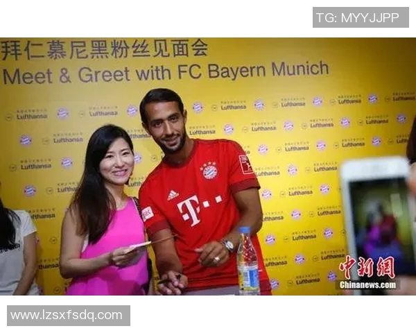 克莱与足球明星亲密合影展现运动精神与友谊的美好瞬间